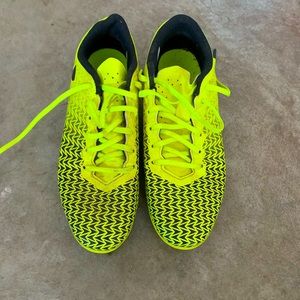 Kids size 5 Under Armour soccer cleats.